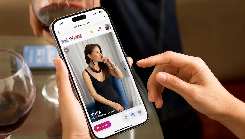 Femme utilisant le site French-Union sur son téléphone
