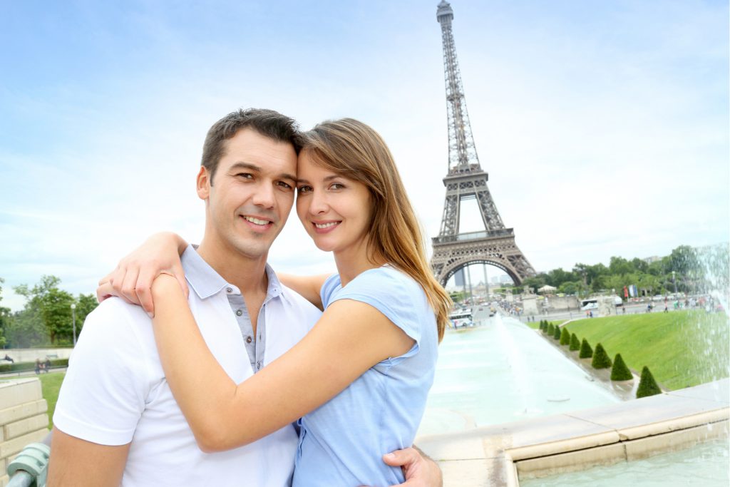 Couple dans agence matrimoniale à Paris