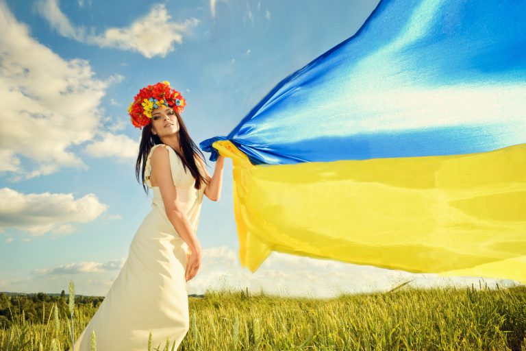 femme ukraine avec un drapeau femme ukraine