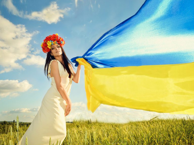femme ukraine avec un drapeau femme ukraine