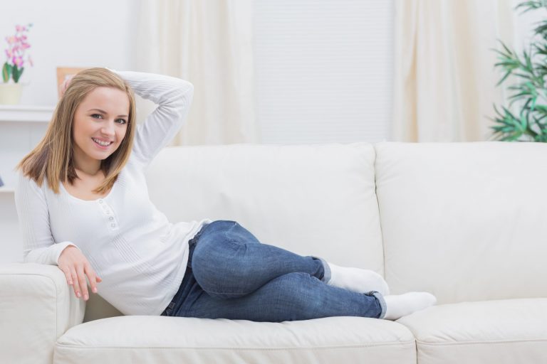 belle femme russe sur un canapé belle femme russe sur un canapé