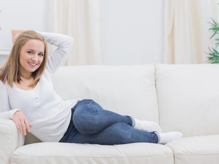 belle femme russe sur un canapé belle femme russe sur un canapé