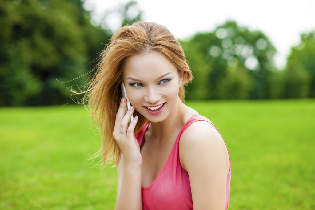 Belle femme rousse célibataire inscrite dans site de rencontre sérieux