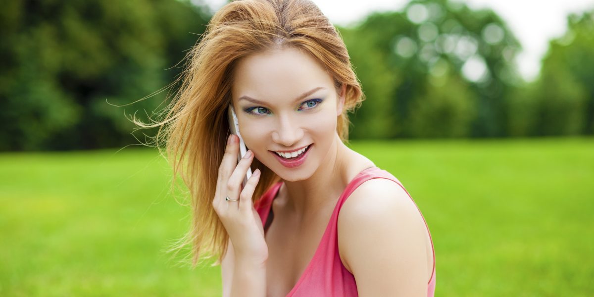 Belle femme rousse célibataire inscrite dans site de rencontre sérieux
