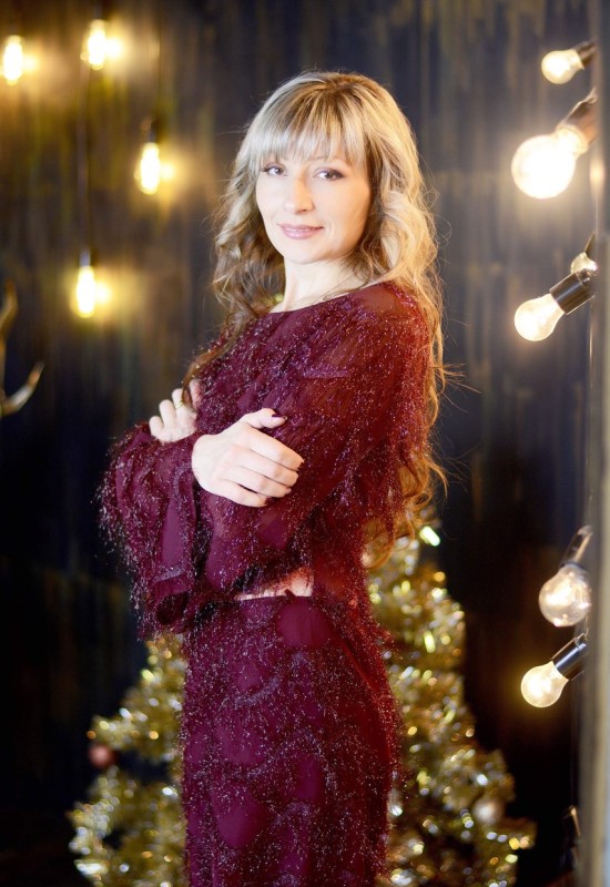 Alona • 48 • Ukraine