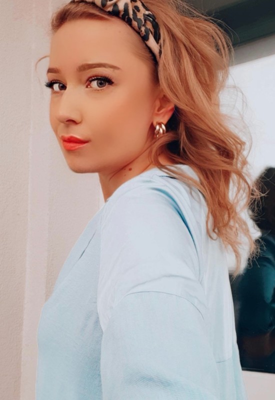 Julia • 39 • Russia