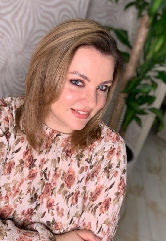 Yana • 36 • Russia