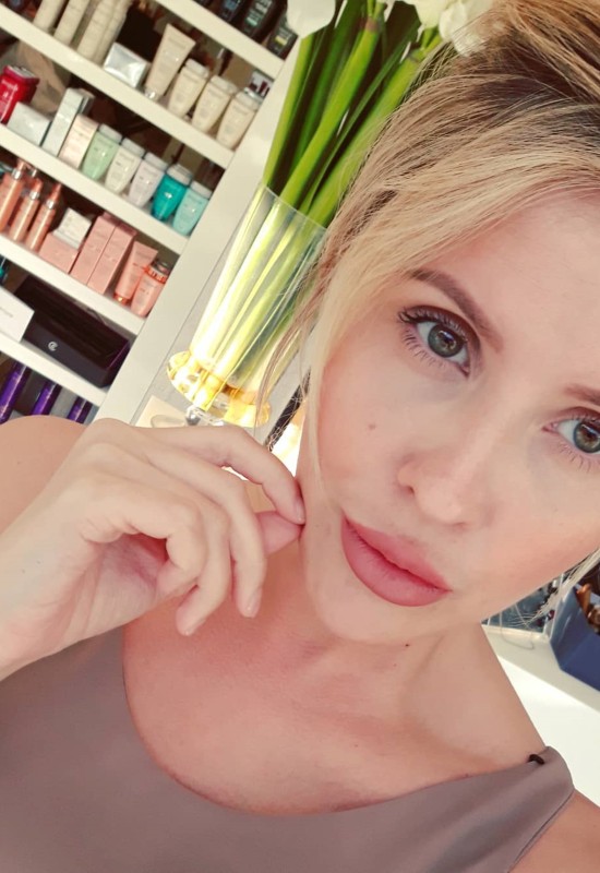 Yulia • 42 • France