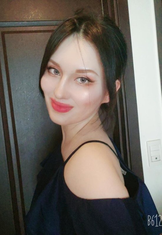 Moni • 35 • South Korea