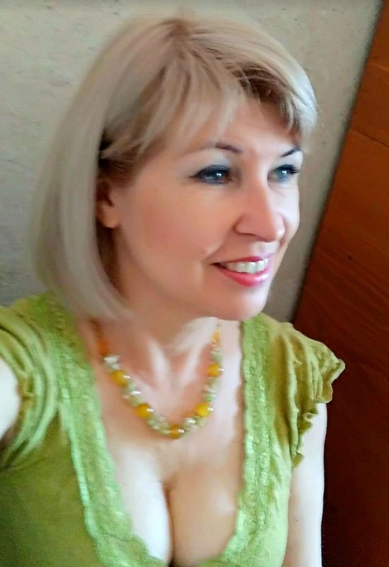 Elena • 58 • France