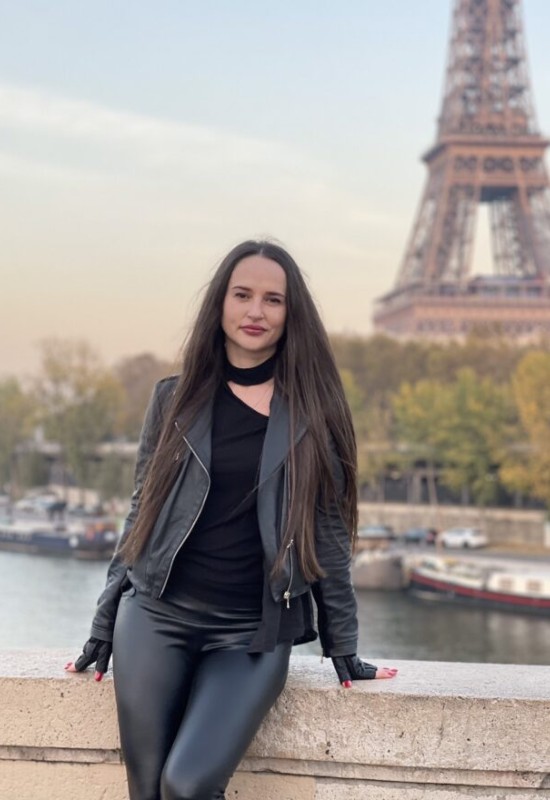 Olga • 42 • France