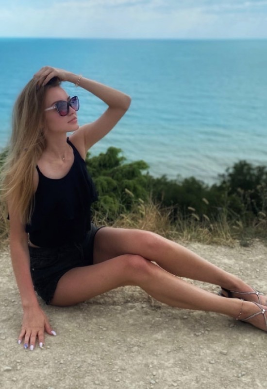 Elena • 28 • Ukraine