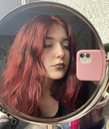 Julia, 22