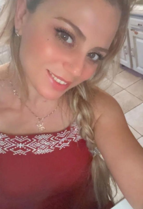 Amel • 42 • France