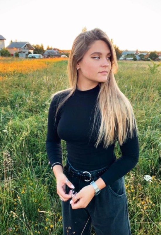 Elisabeta • 23 • Russie