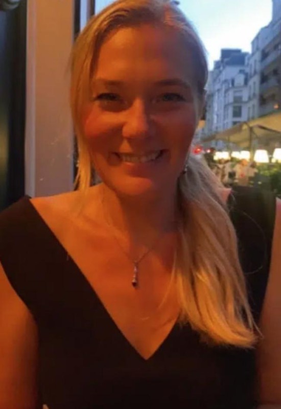 Anna • 47 • France