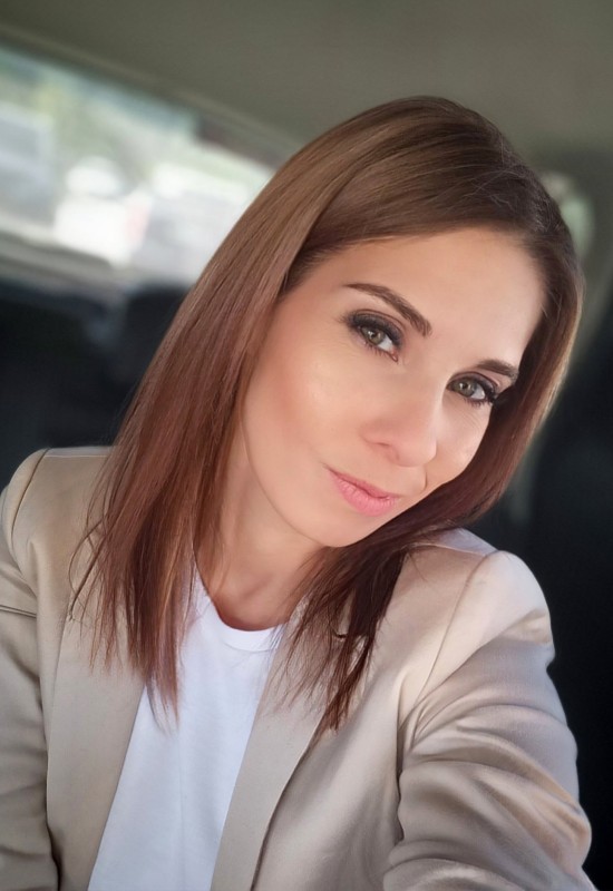 Alena • 42 • France