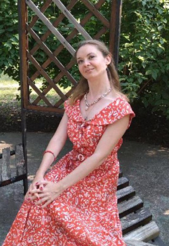 Elena • 35 • Poland