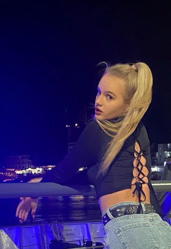 Arina • 21 • Russie