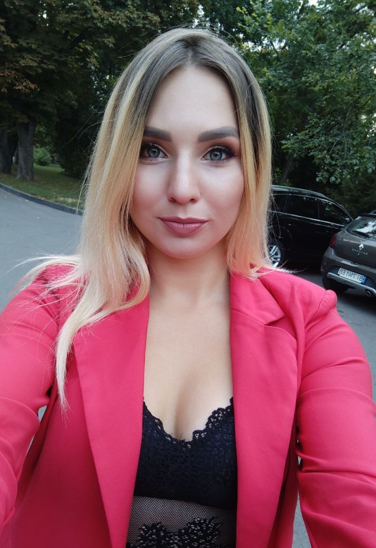 Karina • 26 • Ukraine