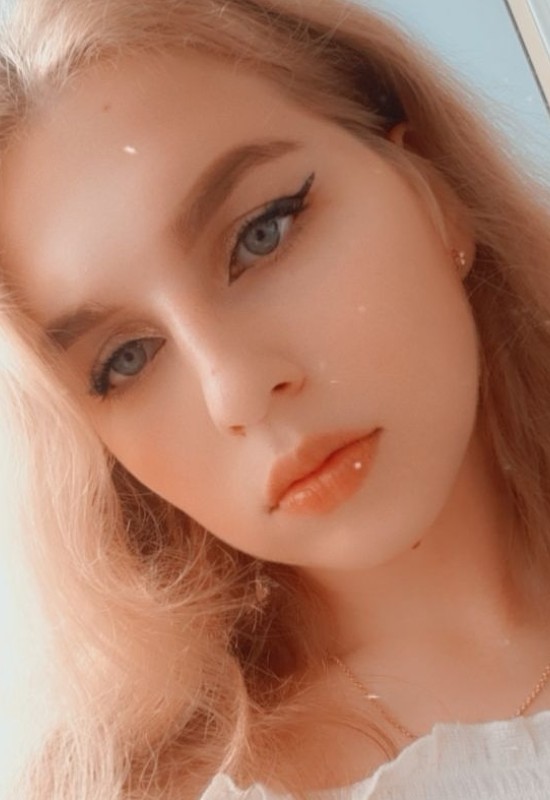 Yulia • 23 • Ukraine 🇺🇦