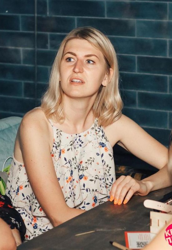 Elena • 34 • France