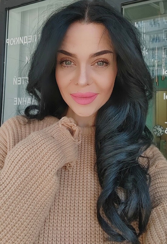 Yana • 45 • Russia