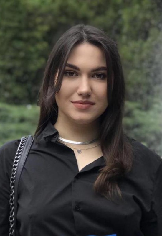 Dasha • 36 • Ukraine