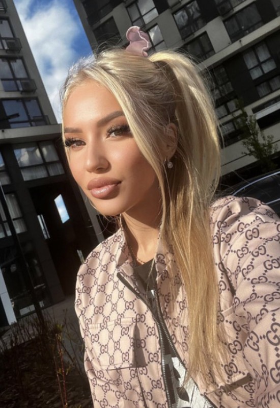 Nadia • 22 • Ukraine 🇺🇦