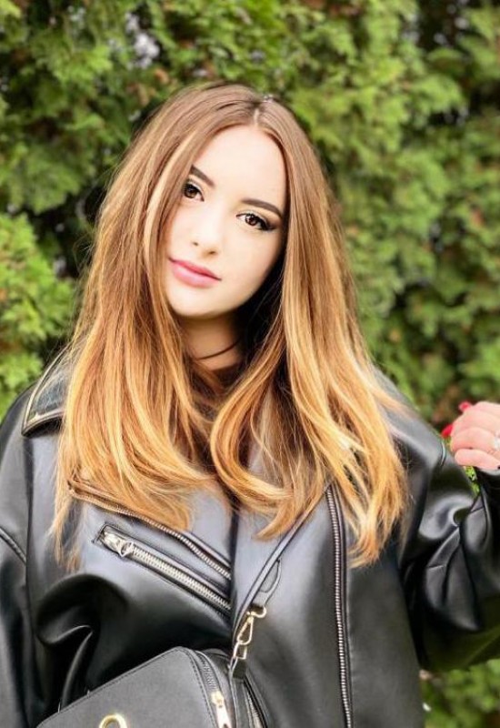 Anna • 22 • Ukraine