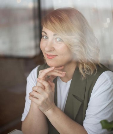Oxana, 48
