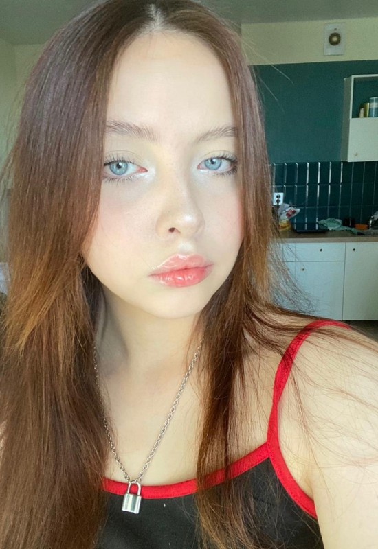 Polina • 23 • Russie