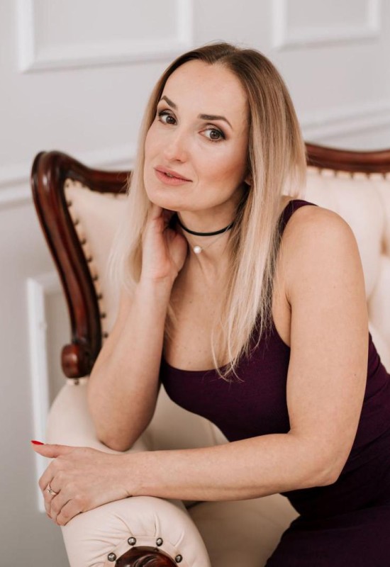 Irina • 44 • France