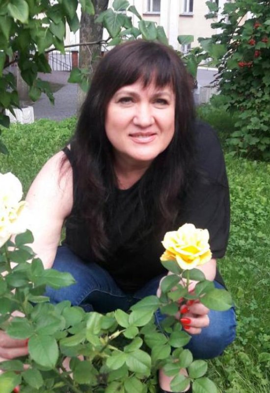 Elena • 58 • Ukraine 🇺🇦