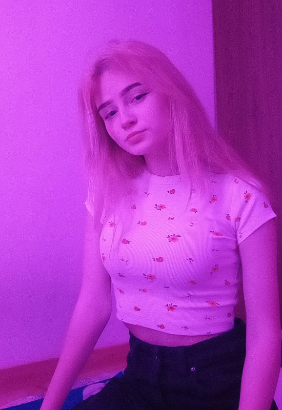 Alena • 24 • Russie