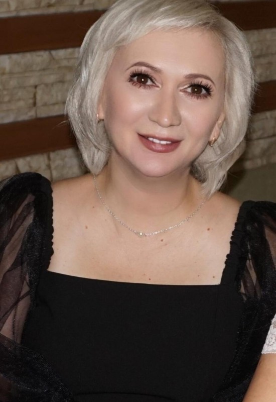 Elena • 51 • Russie