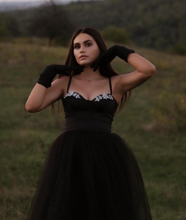 Viktoria, 24