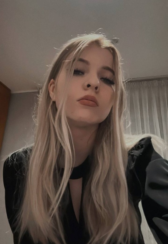 Anna  • 30 • France