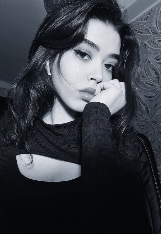 Dina • 25 • Russia