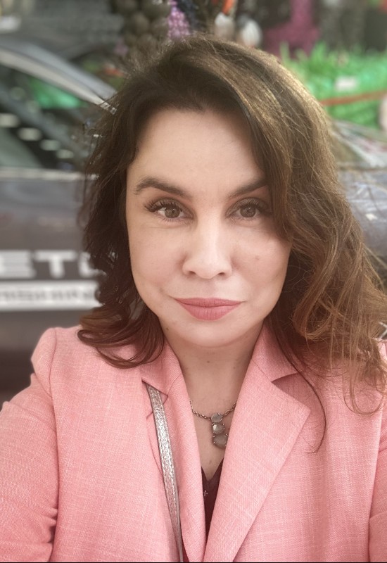 Julia • 42 • Russia