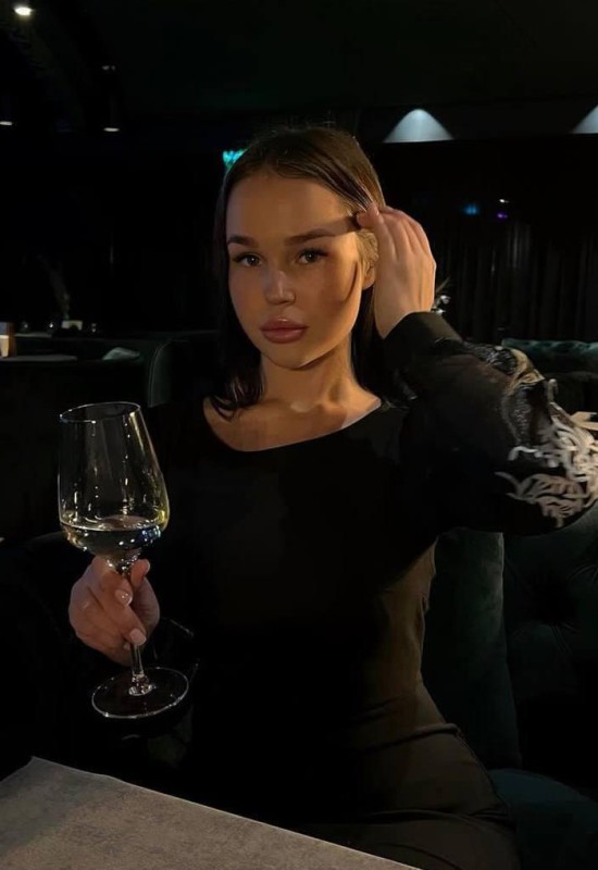 Karina • 21 • Ukraine