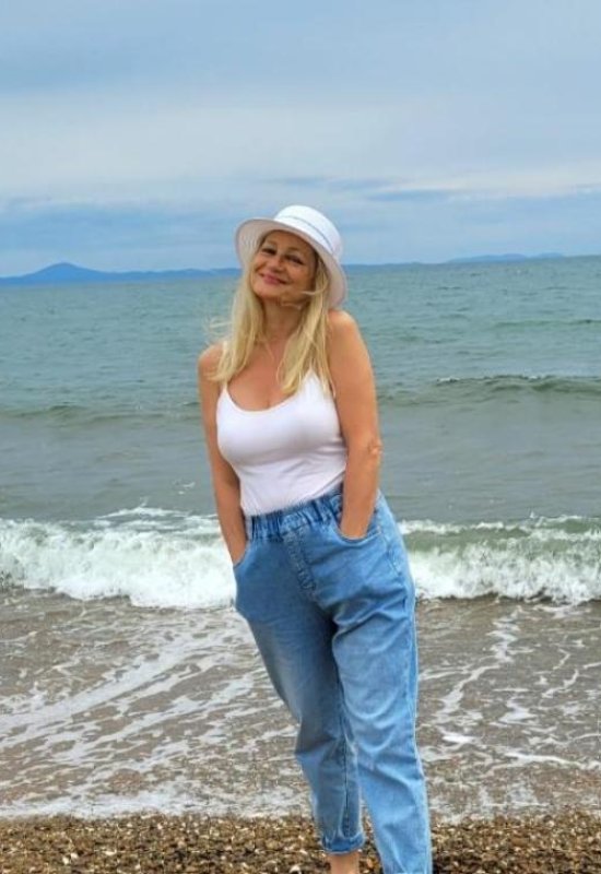 Viktoria • 58 • Russie