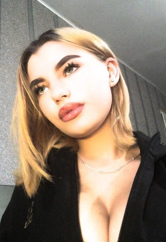 Katia • 21 • Україна