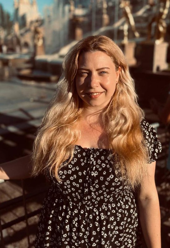 Elena • 35 • Russia