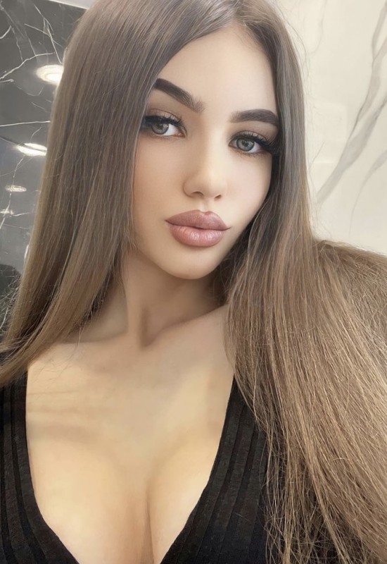 Polina • 23 • Russie