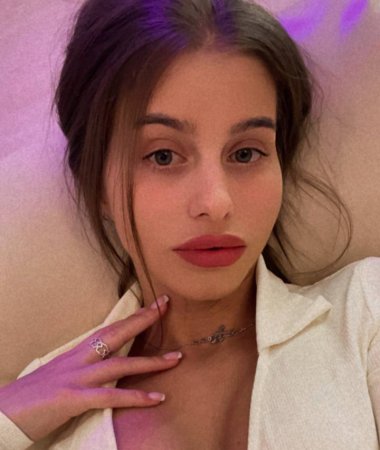 Alexandra, 25