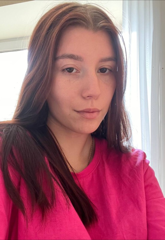 Dina • 27 • Russia