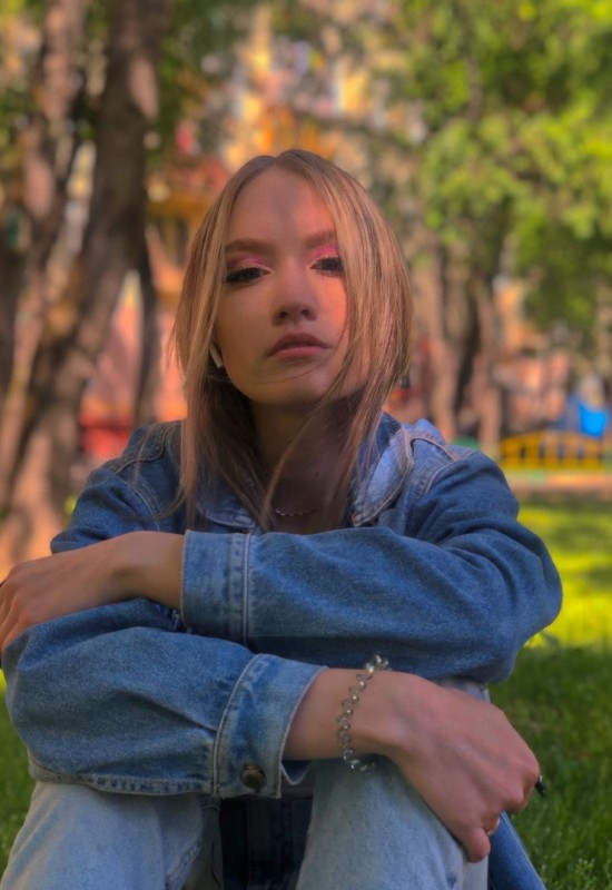 Vika • 24 • Russia