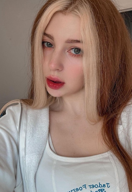 Elena • 22 • Україна