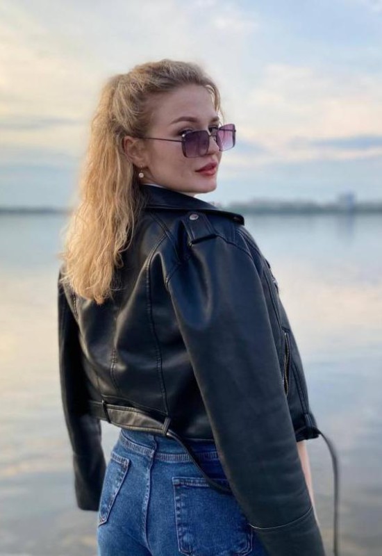 Alina • 25 • Ukraine 🇺🇦